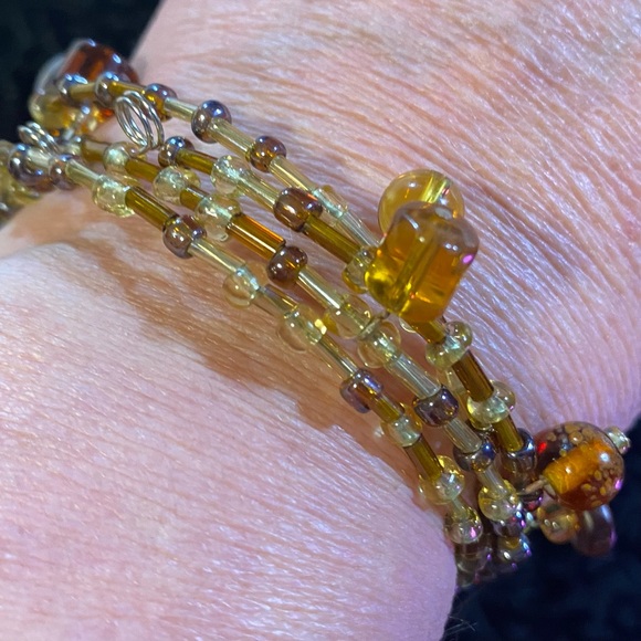 Beaded wrap bracelet yellow/iridescent beads, fits most wrists GUC 3/4”x2 1/2” - Picture 2 of 5